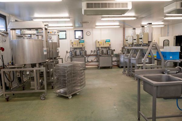 L’Unité Mixte de Recherche sur le Fromage (URMF) possède un hall technologique de type L2 et l’expertise de suivi de pathogènes (Listeria, Salmonelles, STEC…) dans divers produits alimentaires et matrices variées (challenge test).