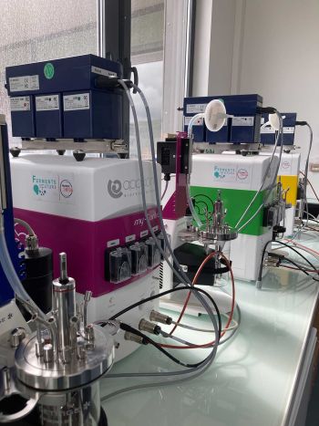 Les bioréacteurs/fermenteurs Applikon (250 mL et 1L) de paillasse de Getinge mis à disposition par Ferments du Futur et localisé à l’INRAE d’Aurillac (plateforme distribuée), pour le développement de vos procédés de fermentation et petite production.