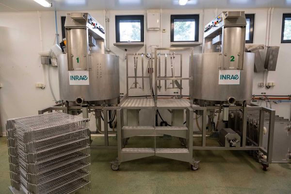 L’Unité Mixte de Recherche sur le Fromage (URMF) possède un hall technologique de type L2 et l’expertise de suivi de pathogènes (Listeria, Salmonelles, STEC…) dans divers produits alimentaires et matrices variées (challenge test).